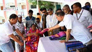 শহীদ রাষ্ট্রপতি জিয়াউর রহমানের ৪৫তম শাহাদাতবার্ষিকীতে দুস্থদের মাঝে বস্ত্র বিতরণ করলেন প্রধানমন্ত্রী তারেক রহমান।
