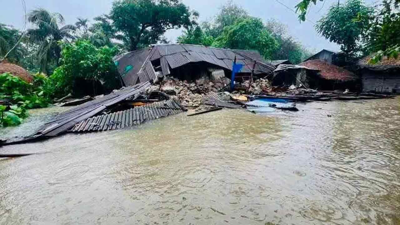 দক্ষিণ চট্টগ্রামের বন্যা: শুধু বৃষ্টি নয়, খাল-নদী ভরাটই মূল কারণ?